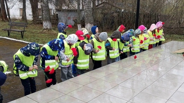 Возложение цветов к памятнику защитникам Родины.